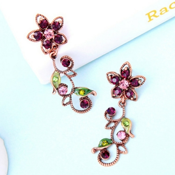 ‼️CLEARANCE PRICE FIRM‼️💥Crystal Flower Earrings💥 - Picture 3 of 4